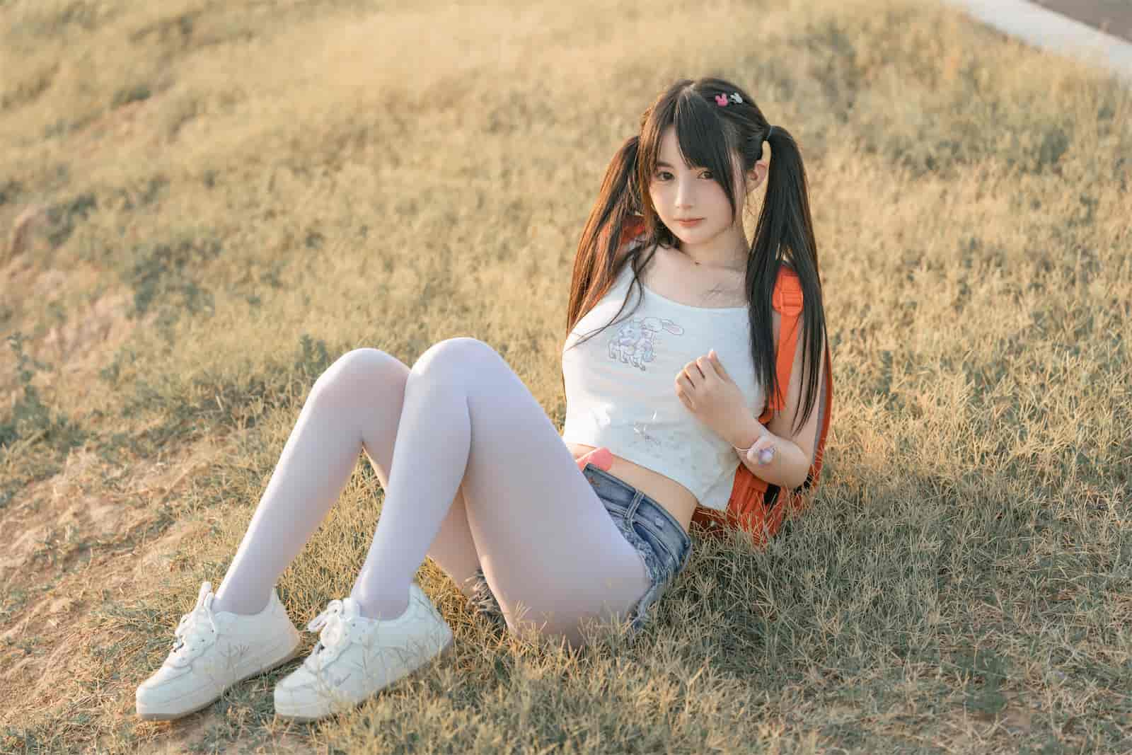 樱井宁宁背上小红包，和朋友一起踏青春游