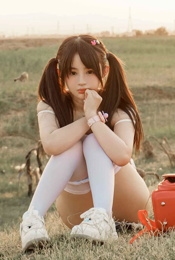 樱井宁宁背上小红包，和朋友一起踏青春游